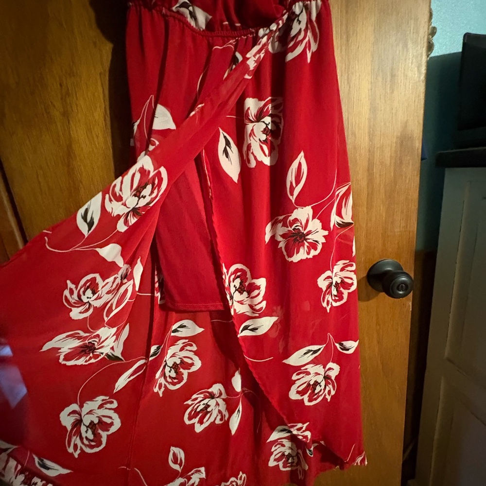 Perfect for Valentines date! Red flowers red flutter sleeves